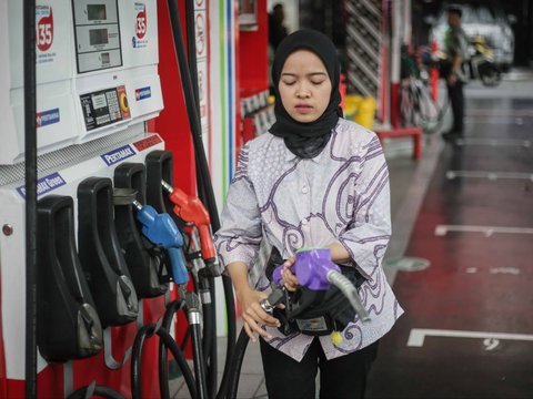 FOTO: Petugas di SPBU Ini Tampil Beda Melayani Pelanggan di Hari Batik Nasional