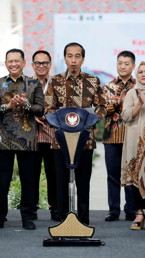 VIDEO: Jokowi dan Iriana Full Senyum Kepala Daerah Bak Model di Istana Berbatik