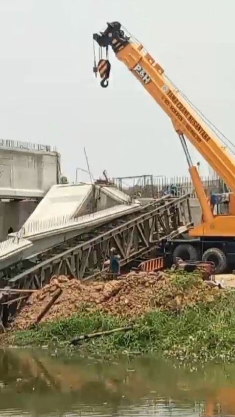 Konstruksi Jembatan Penghubung Kawasan Jababeka & Cikarang Timur Ambruk Terbelah Dua, Ini Penampakannya<br>