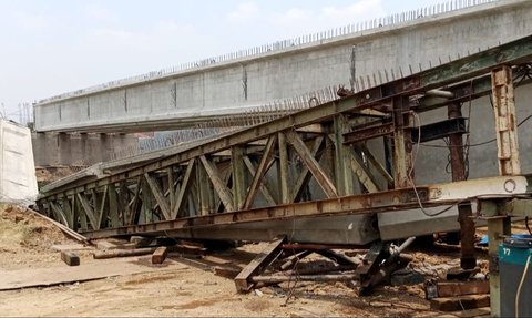 Konstruksi Jembatan Penghubung Kawasan Jababeka & Cikarang Timur Ambruk Terbelah Dua, Ini Penampakannya