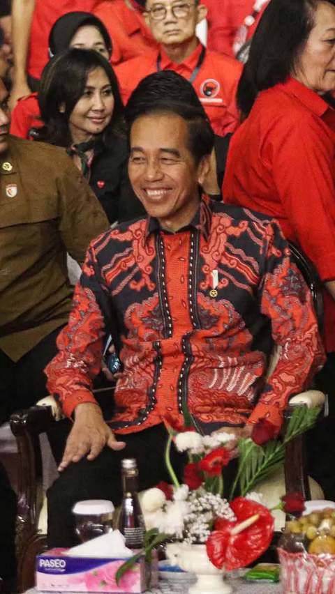 VIDEO: Jokowi, Iriana Hingga Luhut Ngakak Terpingkal-pingkal Dengar Lawakan Cak Lontong di Istana Berbatik