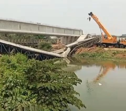 Konstruksi Jembatan Penghubung Kawasan Jababeka & Cikarang Timur Ambruk Terbelah Dua, Ini Penampakannya