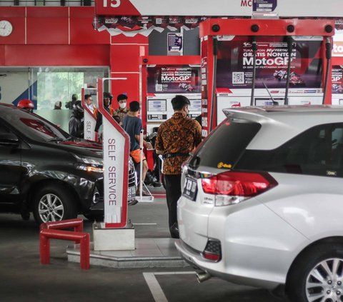 FOTO: Petugas di SPBU Ini Tampil Beda Melayani Pelanggan di Hari Batik Nasional