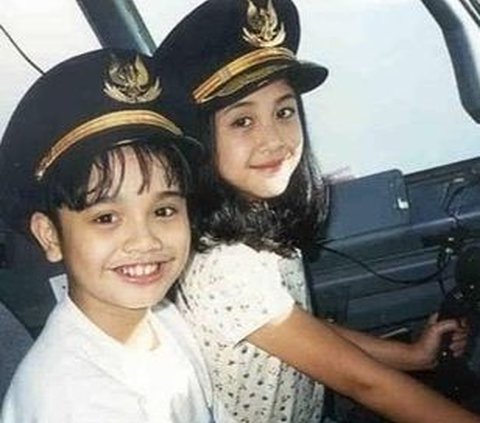 Sherina Remakes Childhood Photos with Derby Romero, Still Suitable to Become a Cute Pilot