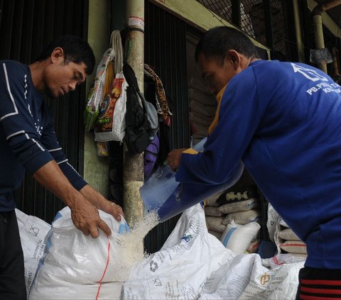 Aktivitas pedagang beras melakukan pengemasan beras ke dalam karung sedang berlangsung di tengah inflasi beras terbesar di Pasar Induk Cipinang, Jakarta, Senin (2/10/2023).