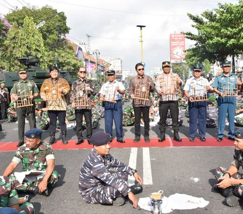 1.000 Prajurit TNI Membatik Pecahkan Rekor MURI