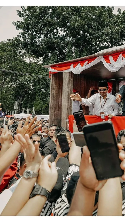 Mahfud Pakai Kemeja Putih 5 Tahun Lalu saat Batal Jadi Cawapres Jokowi