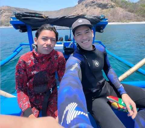 Disebut Bak Kakak Adik, Momen Andrew White Liburan Bareng Putra Gantengnya ke Sumbawa