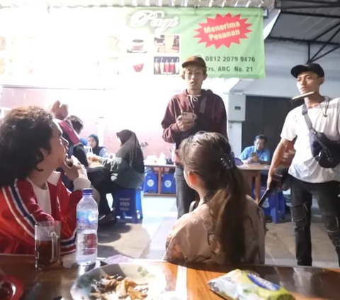 Usai Manggung Dul Jaelani Makan di Pinggir Jalan Bareng Pacar, Ketemu Pengamen Unik 'Saya Suka Ada Rekamannya Gak'