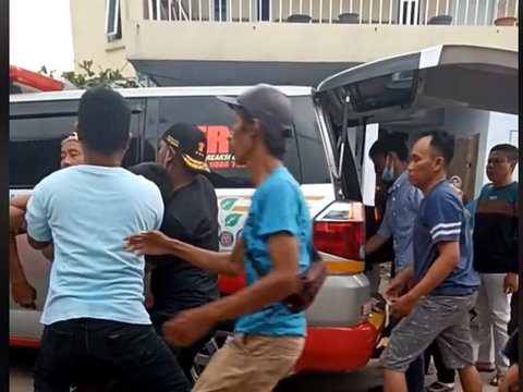 Viral Momen Haru Pria Histeris hingga Pingsan, Istri dan Anaknya Meninggal Dunia di Waktu Berdekatan