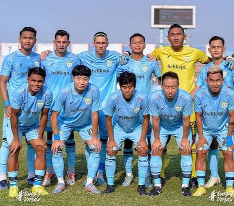 Yuhronur tidak hanya menjadi orang nomor satu di lingkungan Pemkab Lamongan, ia ternyata juga CEO Persela, klub sepak bola Liga 2 Indonesia asal kota pecel lele itu dan punya segudang prestasi lain.