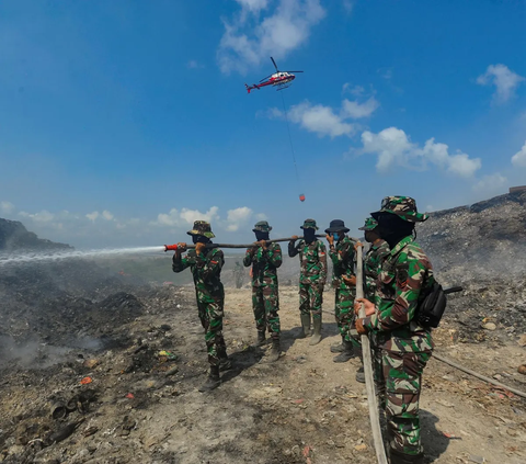 FOTO: Aksi Pasukan Raider TNI AD dan Helikopter Water Bombing BNPB Berjibaku Padamkan Api di TPA Regional Sarbagita Suwung Bali