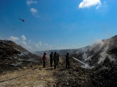 FOTO: Aksi Pasukan Raider TNI AD dan Helikopter Water Bombing BNPB Berjibaku Padamkan Api di TPA Regional Sarbagita Suwung Bali