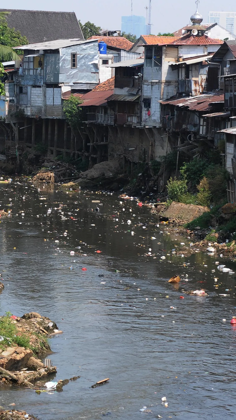 Kondisi permukiman warga yang berada di pinggir kali Ciliwung yang menyusut debit airnya di kawasan Manggarai, Jakarta, Jumat (20/10/2023).