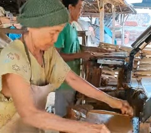 Blusukan ke Kampung Pengrajin Genteng di Blora, Nenek Usia Hampir 80 Tahun Masih Ikut Produksi