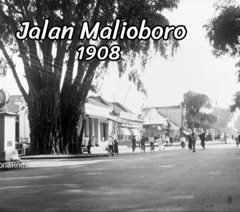 Potret kedua memperlihatkan suasana Jalan Malioboro pada tahun 1908. Berbeda dengan saat ini, kawasan Malioboro masih terlihat begitu sepi. Meskipun ada beberapa warga yang menghabiskan waktu di sana. <br>