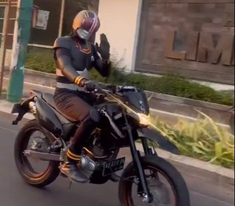 Viral Video Pengemudi Motor Cosplay Satria Baja Hitam, Bikin Warganet Nostalgia