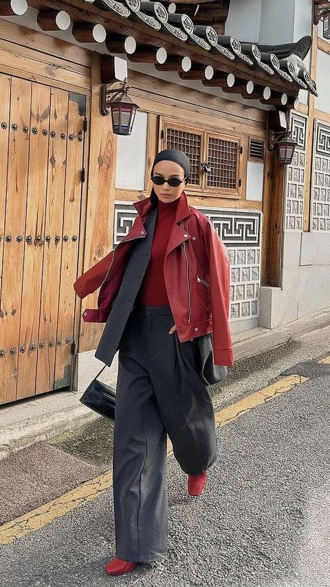 Jaket Kulit Merah, Bikin Look Saat Traveling Stylish Maksikal