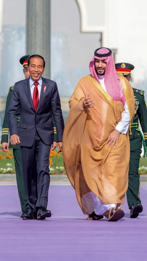 FOTO: Kehangatan Pangeran Muhammad bin Salman Menyambut Kedatangan Presiden Jokowi di Istana Al-Yamamah Arab Saudi