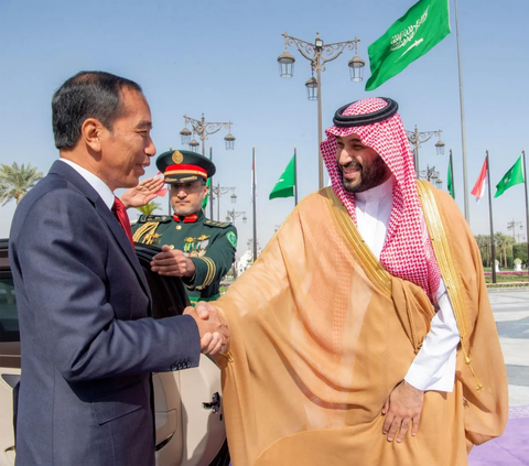 Putra Mahkota Arab Saudi Mohammed bin Salman atau Pangeran MBS (kanan) menyambut kedatangan Presiden Indonesia Joko Widodo atau Jokowi sehari menjelang KTT GCC-ASEAN di Riyadh, Arab Saudi, Kamis (19/10/2023).<br>