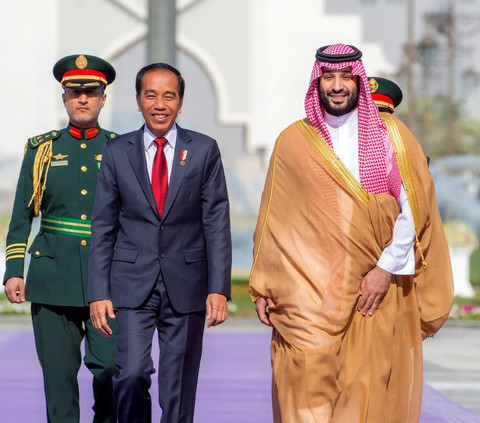 FOTO: Kehangatan Pangeran Muhammad bin Salman Menyambut Kedatangan Presiden Jokowi di Istana Al-Yamamah Arab Saudi