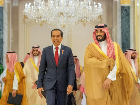 FOTO: Kehangatan Pangeran Muhammad bin Salman Menyambut Kedatangan Presiden Jokowi di Istana Al-Yamamah Arab Saudi