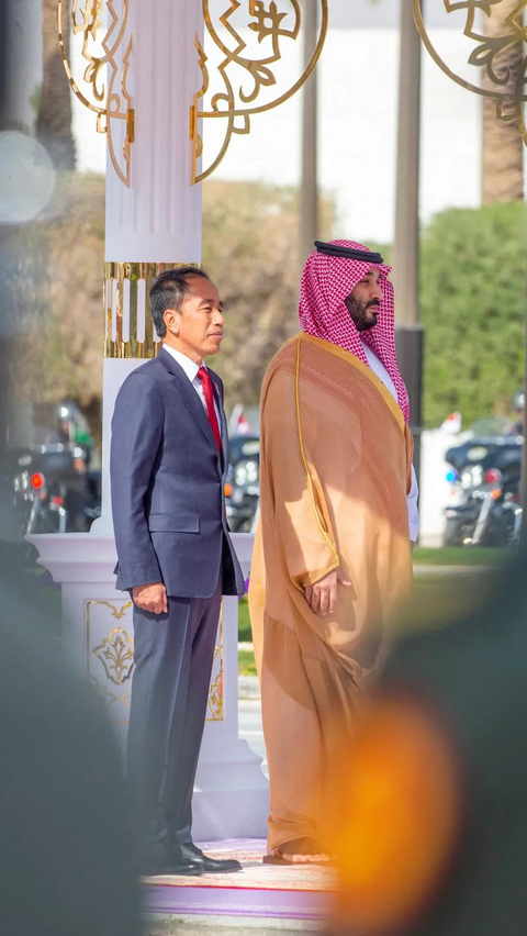 Presiden Jokowi dan Putra Mahkota Arab Saudi Mohammed bin Salman atau Pangeran MBS saat mengikuti upacara penyambutan di Istana Al-Yamamah, Riyadh, Arab Saudi, Kamis (20/10/2023).