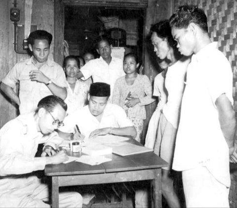 Potret lawas yang memperlihatkan suasana pendaftaran untuk Pemilu di Jakarta, beredar di media sosial. Pada keterangan tertulis foto tersebut diambil pada tanggal 3 Mei 1954. <br>