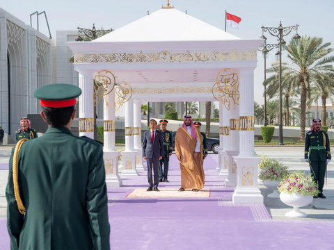 FOTO: Kehangatan Pangeran Muhammad bin Salman Menyambut Kedatangan Presiden Jokowi di Istana Al-Yamamah Arab Saudi