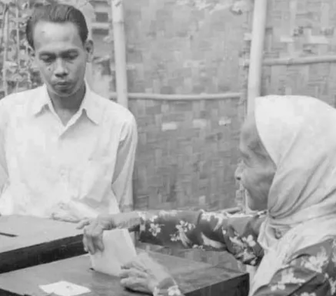 Pemilu 1955 diikuti oleh lebih 30-an partai politik dan lebih dari seratus daftar kumpulan dan calon perseorangan. Kemudian muncul anggapan, Pemilu 1955 menjadi pemilu paling demokratis dan sehat dalam sejarah Indonesia.<br>