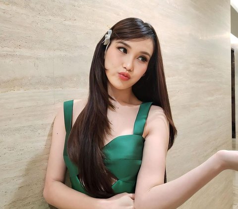 Said to Resemble Jennie BLACK, Take a Peek at 7 Beautiful Photos of Ayu Ting Ting in Green Outfits