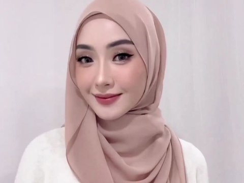Trik Hijab untuk Tampil Anggun dengan Pipi Terlihat Lebih Tirus, Intip Tutorialnya