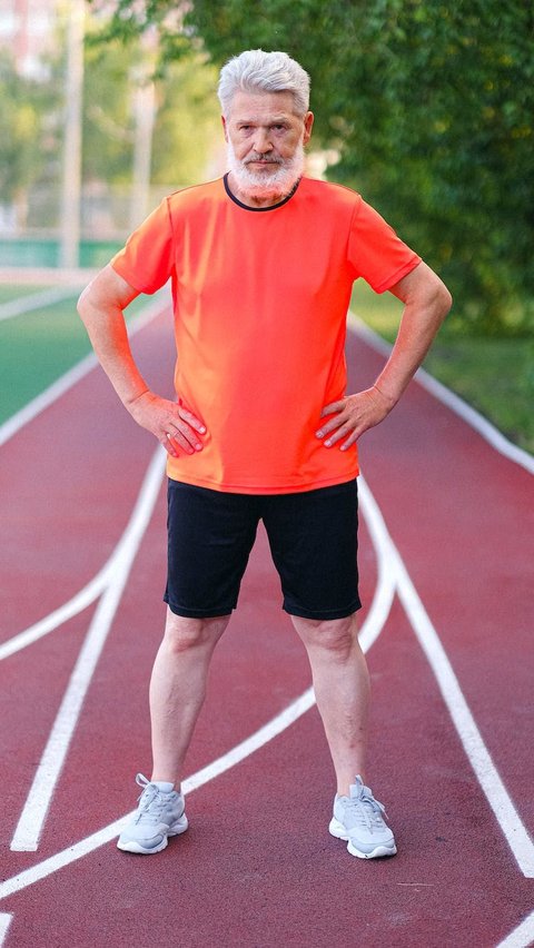 Olahraga juga memiliki peran kunci dalam pencegahan osteoporosis. Latihan kekuatan, menahan beban, dan keseimbangan dapat membantu membangun dan memperkuat tulang.