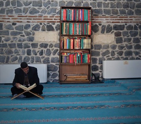 5 Doa Agar Dimudahkan Menghafal Al-Quran dan Selalu Tersimpan dalam Ingatan