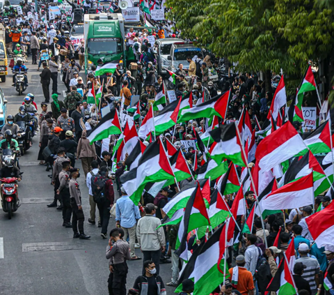 Warga turun ke jalan saat menggelar Aksi Bela Palestina untuk mengecam tindakan agresi militer Israel ke Gaza di depan kantor perwakilan PBB di Jakarta, Jumat (20/10/2023).<br>
