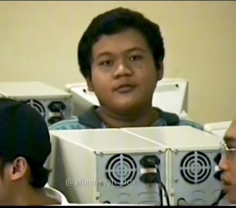 The Atmosphere of Lectures at Pasundan University in 1955 Makes Nostalgic, Tube Computers and Hairstyles of Students Resemble Nike Ardila
