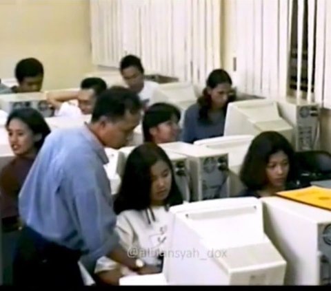 The Atmosphere of Lectures at Pasundan University in 1955 Makes Nostalgic, Tube Computers and Hairstyles of Students Resemble Nike Ardila