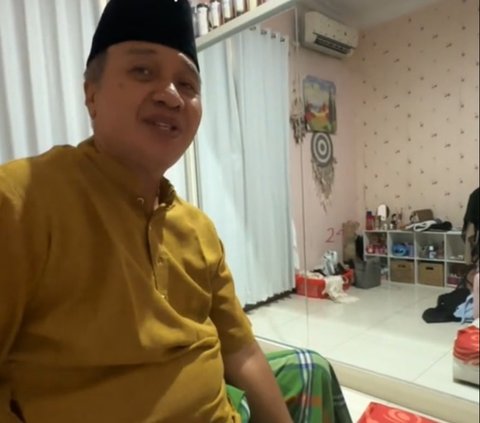 “Selamat ulang tahun kakak. Anak ayah yang luar biasa. Semoga menjadi anak yang solehah, cerdas, tahun ini bisa S2 di Amerika. Kaya raya dan menjadi yang luar biasa,” ucap ayah Najla.