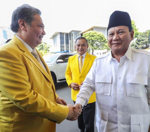 Bakal capres KIM Prabowo Subianto menyempatkan diri untuk menghadiri acara syukuran Hari Ulang Tahun (HUT) ke-59 Partai Golkar yang digelar di DPP Partai Golkar Jakarta Barat, Jumat (20/10/2023).