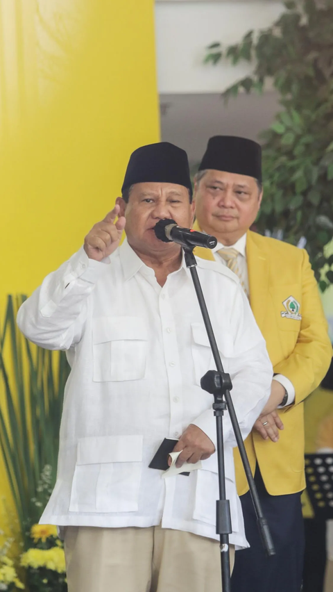 Saat memberikan sambutan, Prabowo menuturkan Golkar selalu hadir untuk membela Pancasila dan UUD 1945 saat terancam.