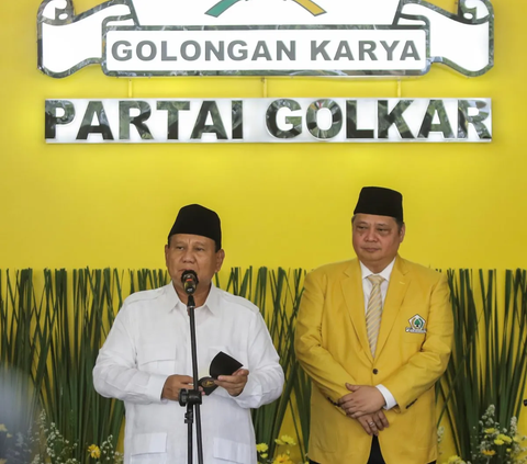 FOTO: Hadiri Syukuran HUT Partai Golkar, Prabowo Akrab Rangkul Akbar Tanjung dan Aburizal Bakrie