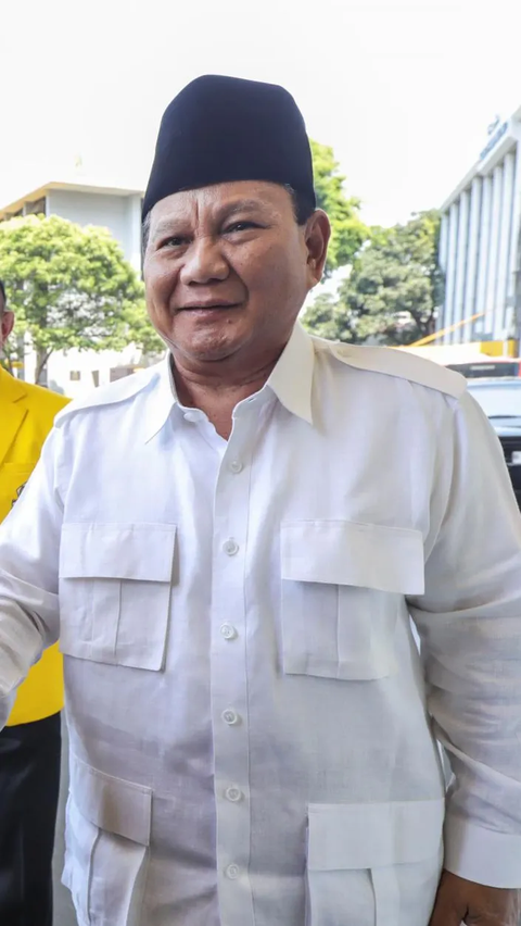 Penampilan Prabowo tampak mengenakan kemeja putih saat menghadiri HUT Partai Golkar.