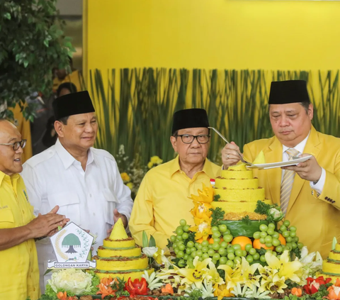 FOTO: Hadiri Syukuran HUT Partai Golkar, Prabowo Akrab Rangkul Akbar Tanjung dan Aburizal Bakrie