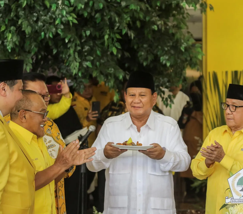 FOTO: Hadiri Syukuran HUT Partai Golkar, Prabowo Akrab Rangkul Akbar Tanjung dan Aburizal Bakrie