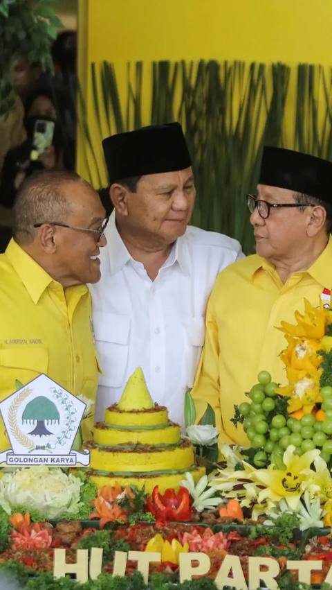 FOTO: Hadiri Syukuran HUT Partai Golkar, Prabowo Akrab Rangkul Akbar Tanjung dan Aburizal Bakrie