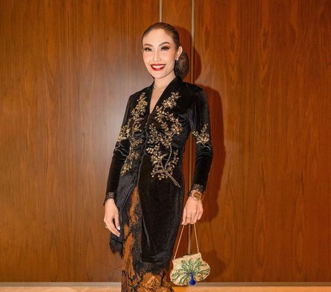 Potret Padu Padan Baju Etnik Inspirasi dari Ayu Dewi