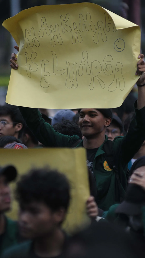Dalam aksinya, para mahasiswa BEM SI membentangkan berbagai poster. Salah satunya dengan tulisan 