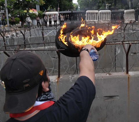 FOTO: Tolak Putusan MK Terkait Batas Usia Cawapres, Massa BEM se-Indonesia Bakar Poster Bergambar Wajah Setengah Jokowi-Soeharto