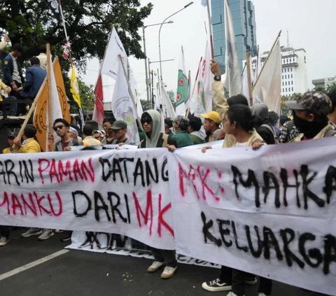 Massa aksi dari Badan Eksekutif Mahasiswa Seluruh Indonesia (BEM SI) membentangkan spanduk saat menggelar aksi demonstrasi di kawasan Patung Kuda, Jakarta, Jumat (20/10/2023).