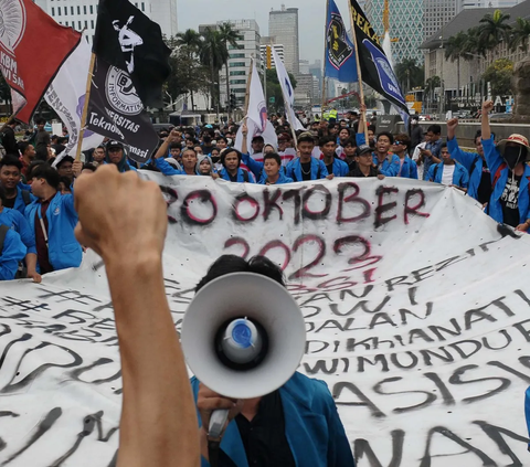 Massa Badan Eksekutif Mahasiswa Seluruh Indonesia (BEM SI) menggelar aksi unjuk rasa hingga memadati kawasan Patung Kuda di Jakarta, Jumat (20/10/2023).